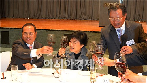 박근혜 "경제민주화-경기부양 투트랙 함께 가야"