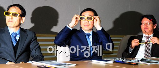 ▲ 31일 오후 서울안전통합상황실 개소식에 참석한 박원순 서울시장이 3D 영상 관람을 위해 안경을 착용하고 있다.