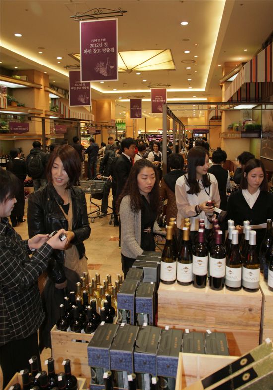 '와인 50만병이 한자리에' 신세계, 와인 최대 80% 할인 
