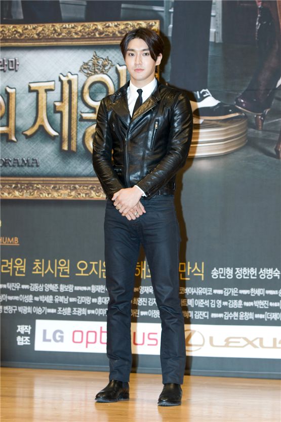Super Junior's Siwon poses in front of the local reporters at the drama's press conference for "THE LORD OF THE DRAMAS," held at the SBS Hall in Seoul, Korea on October 31.