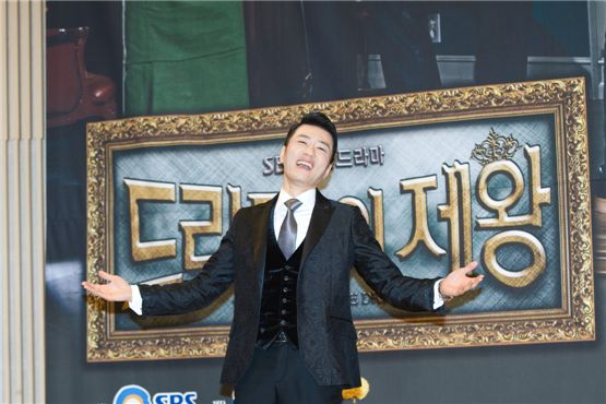 Actor Kim Myung-min poses in front of the local reporters at the drama's press conference for "THE LORD OF THE DRAMAS," held at the SBS Hall in Seoul, Korea on October 31.