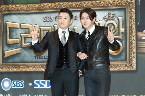 Actor Kim Myung-min (left) and Super Junior's Siwon (right) pose in front of the local reporters at the drama's press conference for "THE LORD OF THE DRAMAS," held at the SBS Hall in Seoul, Korea on October 31.