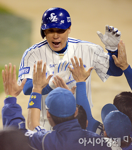 [포토] 이승엽 홈인 '5차전 잡자!'