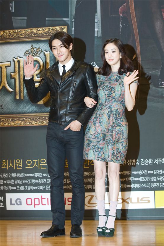 Super Junior's Siwon (left) and actress Jung Ryeo-won (right) pose in front of reporters at the drama's press conference for "THE LORD OF THE DRAMAS," held at the SBS Hall in Seoul, Korea on October 31. [Lee Jin-hyuk/10Asia]
