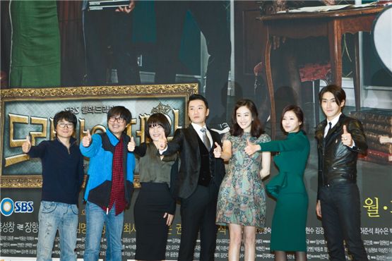 Director Hong Sung-chang (left), scenarists Jang Hang-joon (second to left), Lee Ji-hyo (third to left), actor Kim Myung-min (center), actresses Jung Ryeo-won (third to right), Oh Ji-eun (second to right) and Super Junior's Siwon (right) pose together in front of reporters at the drama's press conference for "THE LORD OF THE DRAMAS," held at the SBS Hall in Seoul, Korea on October 31. [Lee Jin-hyuk/10Asia]
