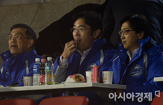 [포토] 한국시리즈 찾은 이재용 사장 '금강산도 식후경'