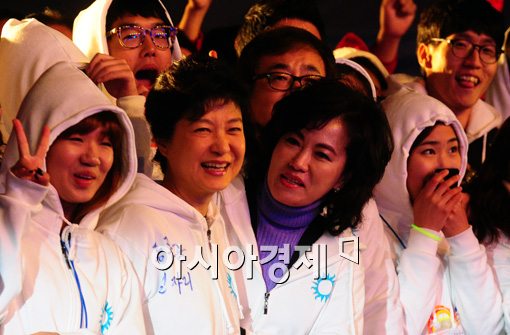 [포토]'마음은 젊음'인 박근혜 