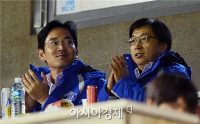 이재용 삼성전자 사장(왼쪽)이 지난달 31일 서울 잠실야구장에서 열린 2012 팔도 프로야구 한국시리즈 5차전 삼성과 SK경기를 관전하고 있다. 