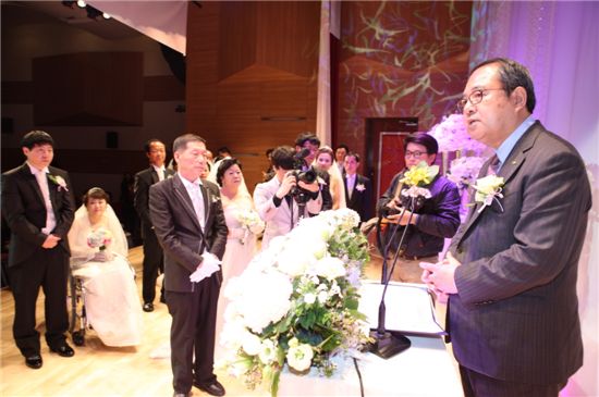 한국토지주택공사(LH)의 '행복한 동행'이라는 입주민 합동결혼식에서 김수삼 LH연구원장(오른쪽 첫번째)이 주례사를 하고 있다. 이 자리에는 그동안 애틋한 사연으로 결혼식을 하지 못하고 살아온 15쌍의 부부가 웨딩마치를 올렸다. 