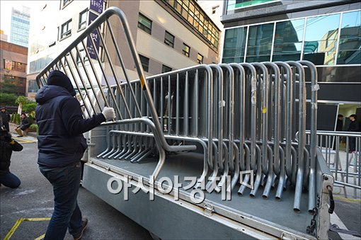 [포토]이상은 소환 현장 안전펜스 설치