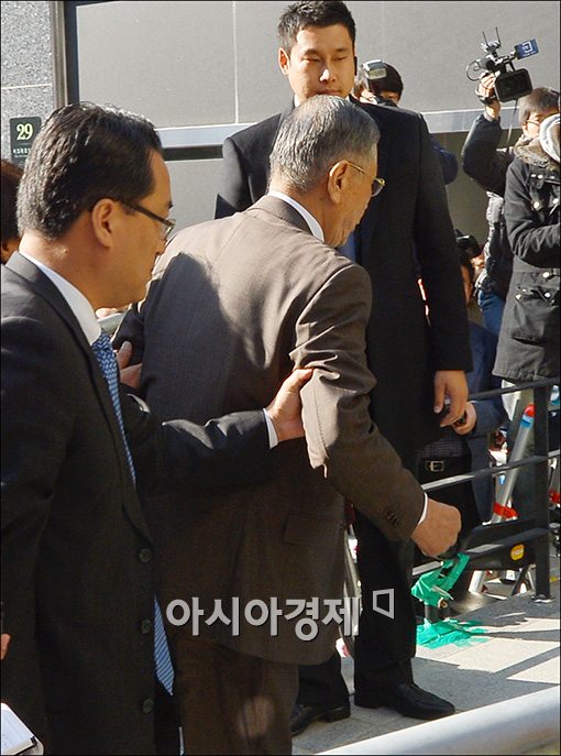 [포토]소환되는 이상은 회장의 뒷모습