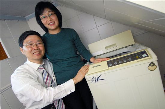 25년 전에 생산된 LG전자의 전자동 세탁기가 여전히 쌩쌩하게 작동돼 화제다. 사진은 이 제품을 기증한 이태성씨(57세)와 부인 전찬순씨(51세).  
