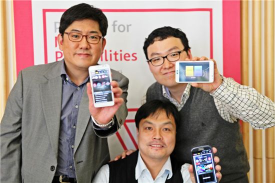 ▲현상혁, 정성용, 윤현상(왼쪽부터) 매니저가 자신들이 만든 T베이스볼 앱을 선보이고 있다. 