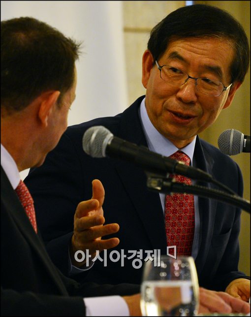 [포토]박원순 서울시장, 외신기자 앞 취임1주년 기자회견