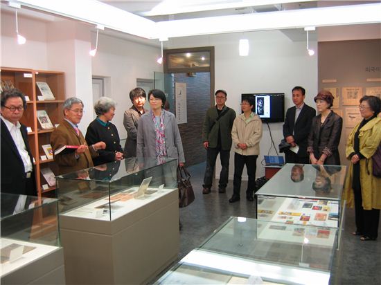 지난 4월 25일 김달진미술자료박물관에서 열린 외국미술 국내전시 60년展 전시장 모습.
