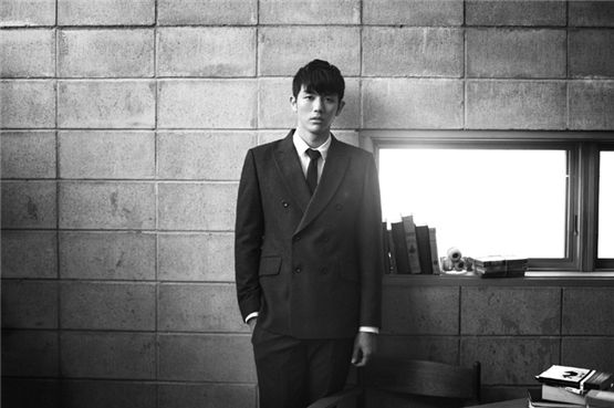 2AM member Seulong poses in the photo released by Big Hit Entertainment on November 1, 2012. [Big HIt Entertainment]