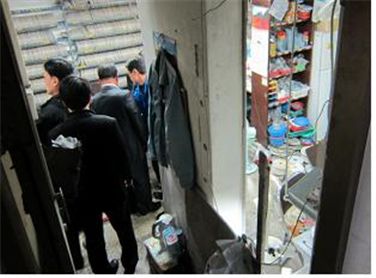 짝퉁제품을 만들어온 성남 지하비밀공장 단속 모습