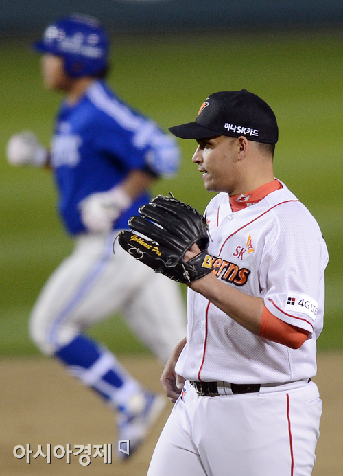 [포토] 투런홈런 허용한 마리오 '마음이 아프다'