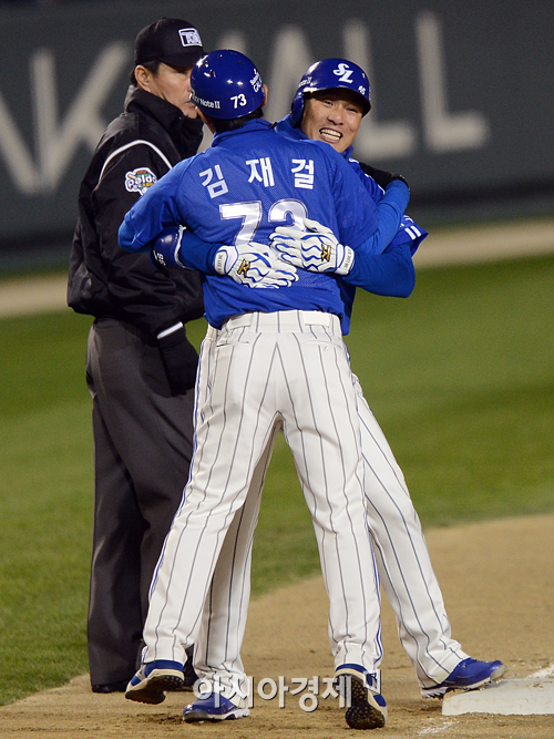 [포토] 이승엽 '싹쓸이 3루타 친 뒤 김재걸 코치와 포옹!'