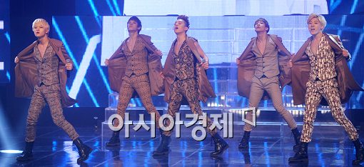 [포토]MR.MR, 재킷을 펼치며~