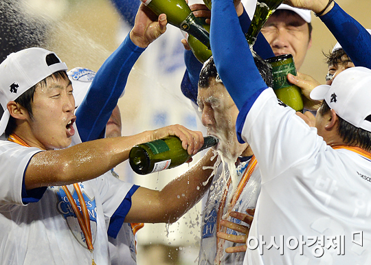 [포토] 배영수 '(이)승엽이형, 축하주 마셔요!'