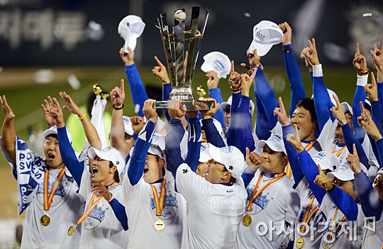 [포토] 삼성 라이온즈 '우승 트로피 번쩍'