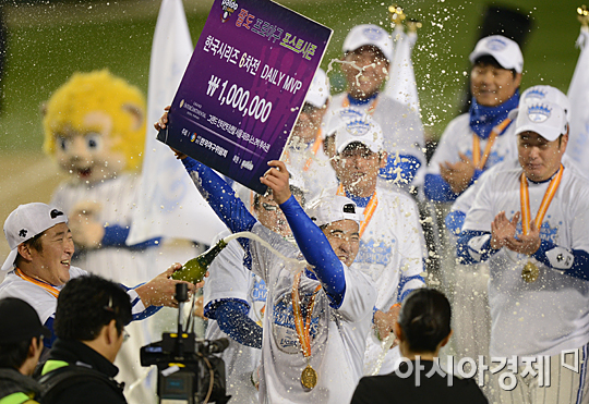 [포토] 6차전 MVP 장원삼 '취하겠네!'