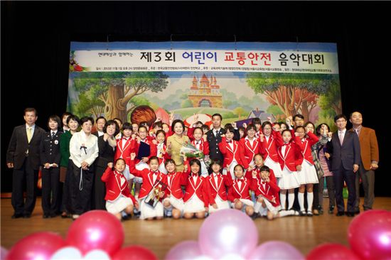 현대해상이 개최한 '제3회 어린이 교통안전 음악대회'에서 대상을 차지한 여수 여도초등학교 학생들이 행사 관계자들과 기념촬영을 하고 있다. 