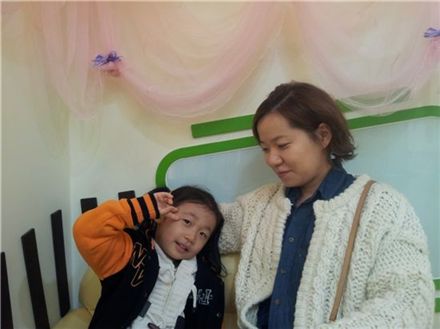 ▲ 워킹맘 이민주 씨와 딸 윤예선 양이 포즈를 취하고 있다.(오른쪽부터)