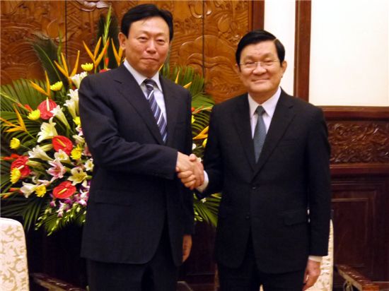 신동빈 롯데그룹 회장(사진 왼쪽)은 지난 1일 베트남 하노이에서 쯔엉떤상 베트남 국가주석(사진 오른쪽)을 만나 베트남 현지 투자 확대에 대한 협력방안을 논의했다. 
