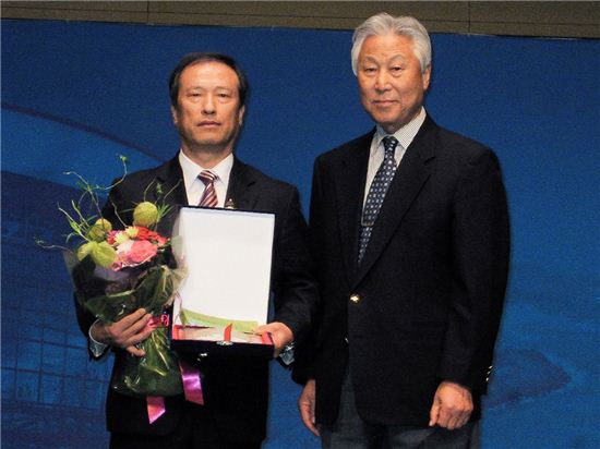 2012오뚜기학술상시상식에서 김상무 교수(왼쪽)와 차성덕 감사가 기념촬영을 하고 있다.