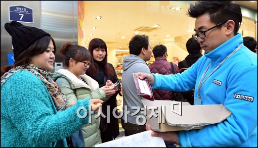 [포토]애플 매장 앞에서 핫 팩 나눠주는 관계자