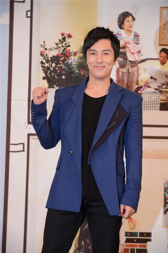 Shinhwa's Kim Dong-wan wishes for the success of KBS' new TV drama "Cheer Up, Mr. Kim!" at the drama's press conference held at the 63 City in Seoul, South Korea on November 1. [KBS]
