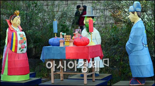 [포토]2012 서울 등 축제, 전통혼례 등 조형물에서 짜릿한 키스