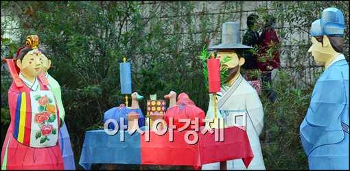 [포토]2012 등 축제, 조형물 주변에서 키스
