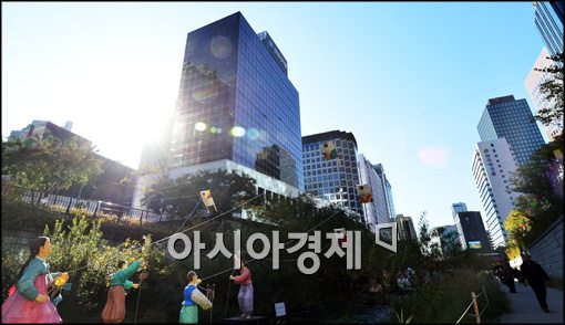 [포토]파란 하늘 에서 등 조형물