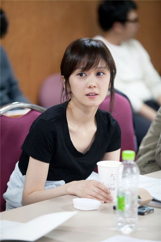 Jang Nara pratices her lines during the first script reading session of KBS' new TV series "School" at Yeouido KBS in Seoul on November 1, 2012. [YTree Media]