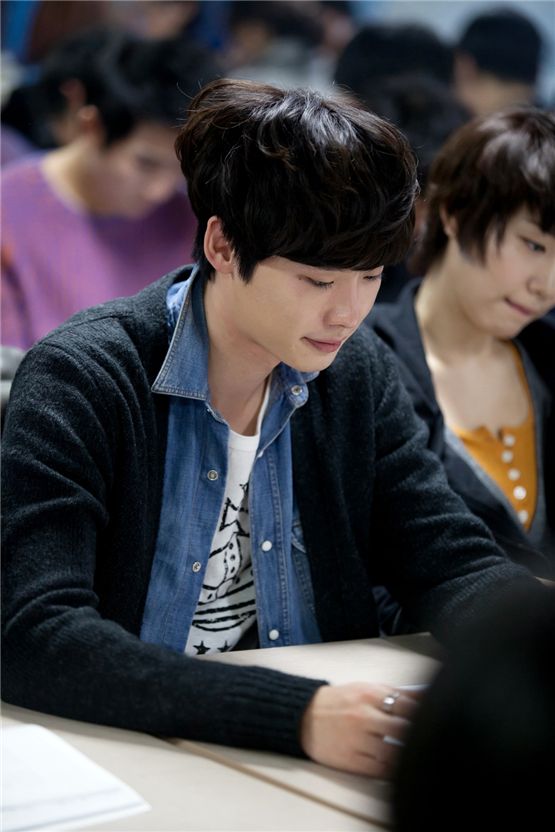 Lee Jong-suk pratices his lines during the first script reading session of KBS' new TV series "School" at Yeouido KBS in Seoul on November 1, 2012. [YTree Media]