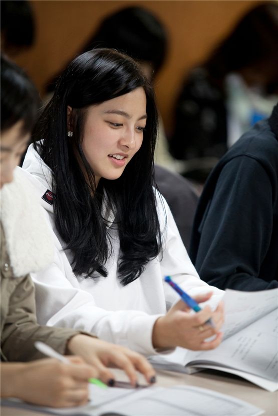 Park Sae-young pratices her lines during the first script reading session of KBS' new TV series "School" at Yeouido KBS in Seoul on November 1, 2012. [YTree Media]