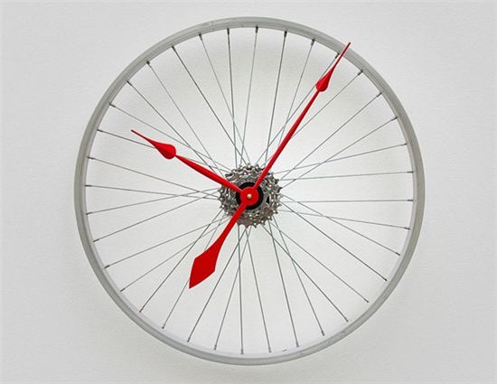 (출처: http://www.boredpanda.com, 자전거 바퀴를 재활용해 만든 시계)