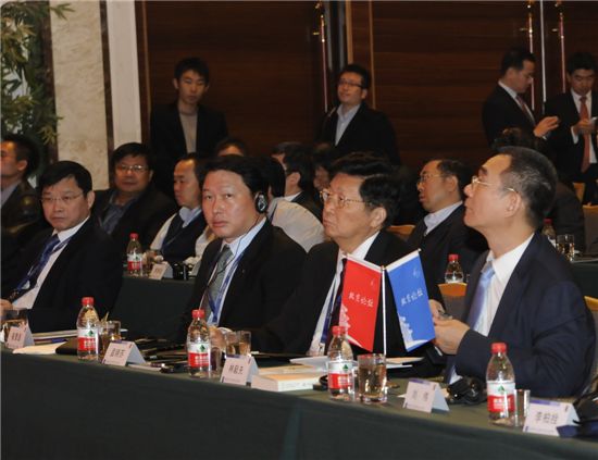 베이징포럼에 참석한 최태원 SK그룹 회장(사진 앞줄 왼쪽에서 두번째)이 주제발표에 대해 경청하고 있는 모습.