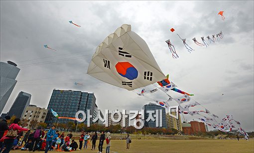 [포토]서울 하늘을 뒤덮은 대형 태극기 연