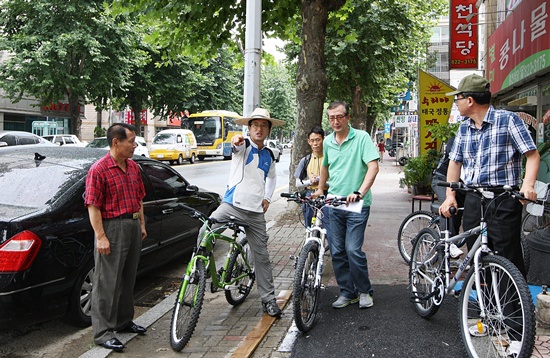 허태정 대전 유성구청장(왼쪽에서 두번째)이 구청공무원들과 자전거를 타고 현장행정을 펼치고 있다.