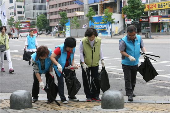 신연희 강남구청장(오른쪽 두번째)가 '1일 동장'으로 나서 주민들과 함께 아침 일찍 거리 청소부터 하고 있다. 