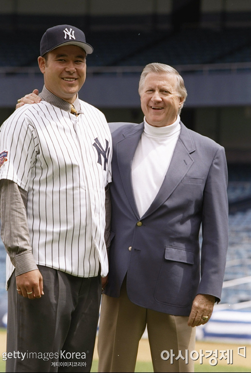 이라부 히데키(왼쪽)와 조지 스타인브레너 뉴욕 양키스 전 구단주[사진=Getty Images/멀티비츠]