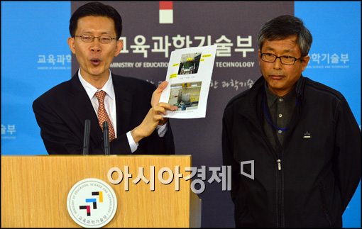[포토]나로호 발사 중단 주원인 발표하는 교과부-항우연