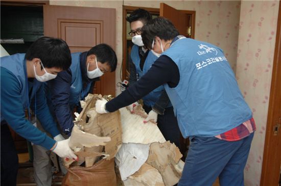 포스코건설은 지난 3일 인천 송현동에 있는 한부모가정과 장애가정을 찾아 집안의 곰팡이 제거와 청소, 도배와 도색작업, 생필품지원 등의 활동을 벌였다.