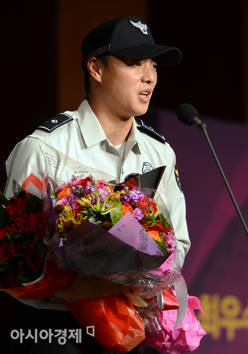 [포토] 윤지웅 '더 열심히 하는 투수가 되겠습니다'