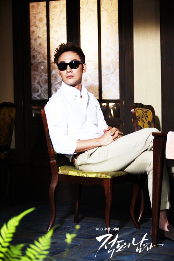 Actor Uhm Tae-woong poses on the set of KBS' drama "Man From the Equator," aired between March 21 and May 24, 2012. [KBS]