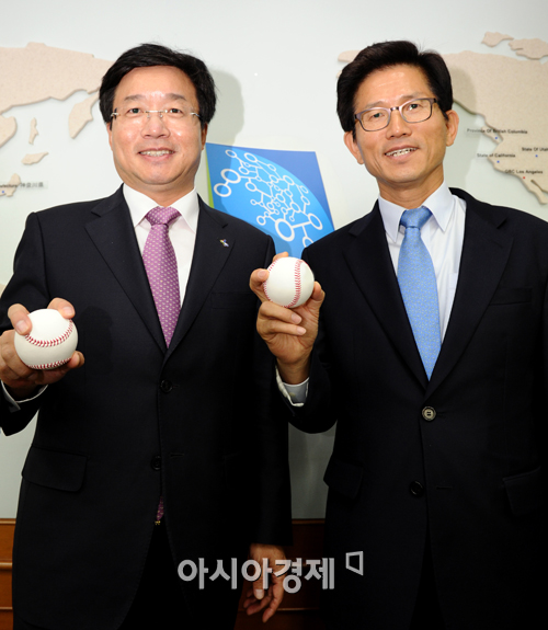 염태영 수원시장(왼쪽)과 김문수 경기도지사(사진=정재훈 기자)